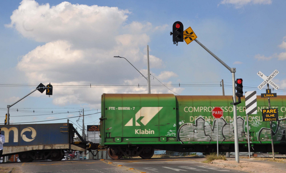 Pensando em novas soluções para otimizar a mobilidade urbana e a segurança do trânsito em Curitiba, a Superintendência de Trânsito (Setran), em parceria com a Rumo e o Departamento de Trânsito do Paraná (Detran-PR), iniciou nesta segunda-feira (2) os testes do projeto “PN Sensoreada”.Foto: Adilson P. Santana/DetranPR