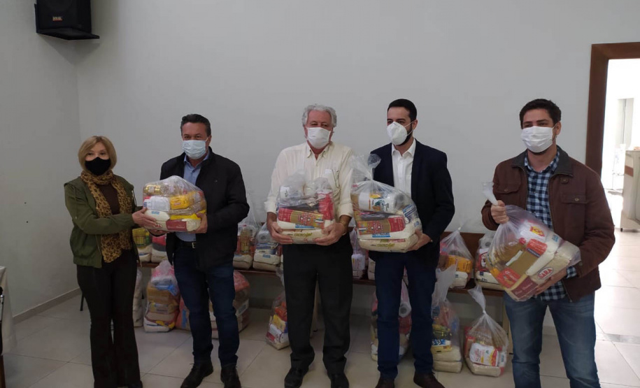 O secretário do Desenvolvimento Sustentável e do Turismo (Sedest), Márcio Nunes, entregou, nesta segunda-feira (02), alimentos e rações para instituições de Umuarama, o Noroeste do Estado.  -  Curitiba, 02/08/2021   -  Foto: SEDEST