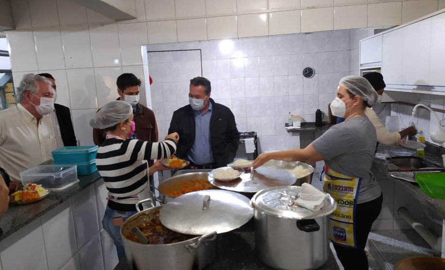 O secretário do Desenvolvimento Sustentável e do Turismo (Sedest), Márcio Nunes, entregou, nesta segunda-feira (02), alimentos e rações para instituições de Umuarama, o Noroeste do Estado.  -  Curitiba, 02/08/2021   -  Foto: SEDEST