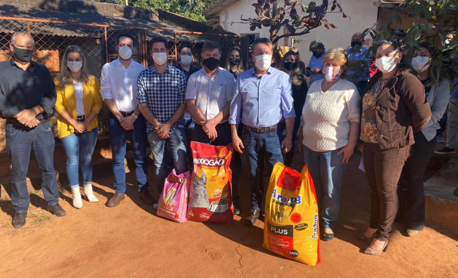 O secretário do Desenvolvimento Sustentável e do Turismo (Sedest), Márcio Nunes, entregou, nesta segunda-feira (02), alimentos e rações para instituições de Umuarama, o Noroeste do Estado.  -  Curitiba, 02/08/2021   -  Foto: SEDEST
