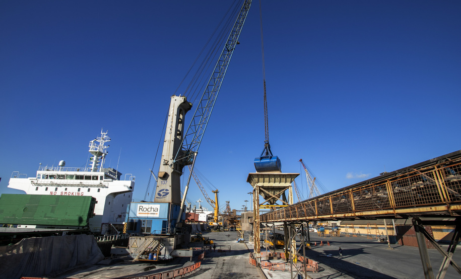 Uma operação diferente chama a atenção no Porto de Paranaguá, nesta semana