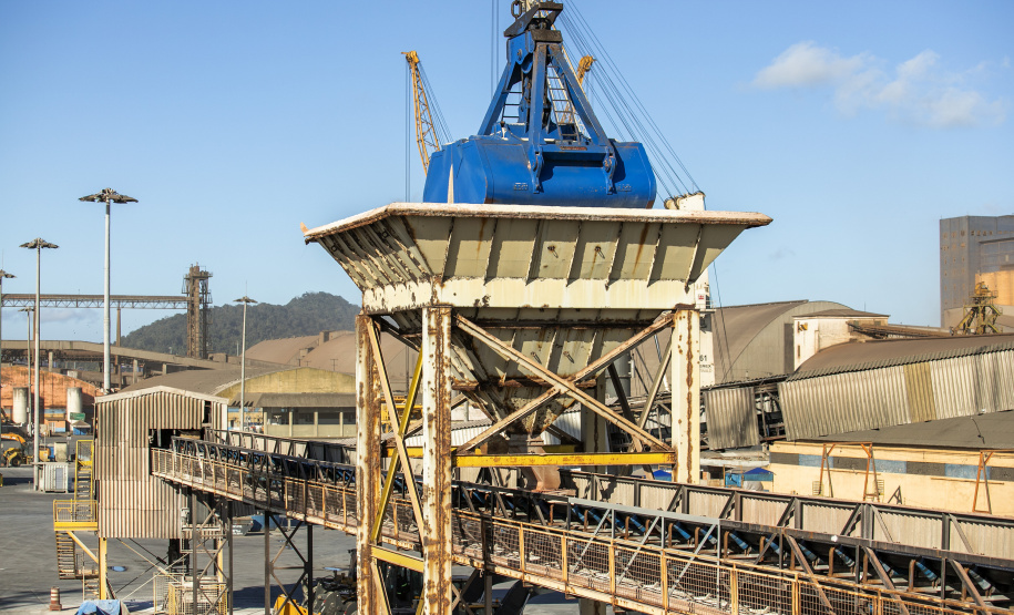 Uma operação diferente chama a atenção no Porto de Paranaguá, nesta semana