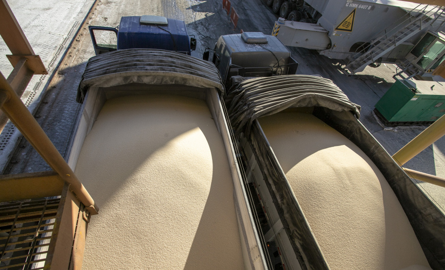 Uma operação diferente chama a atenção no Porto de Paranaguá, nesta semana