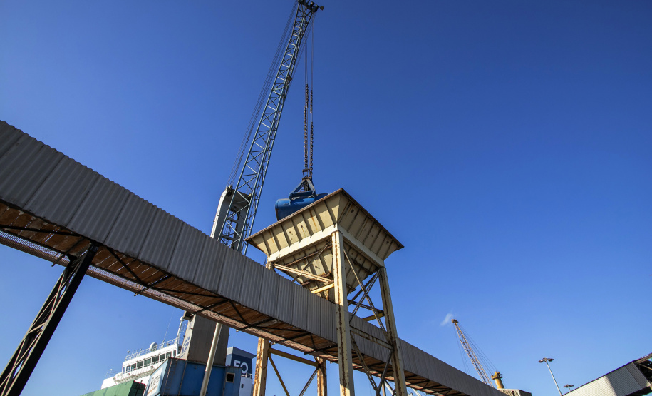 Uma operação diferente chama a atenção no Porto de Paranaguá, nesta semana