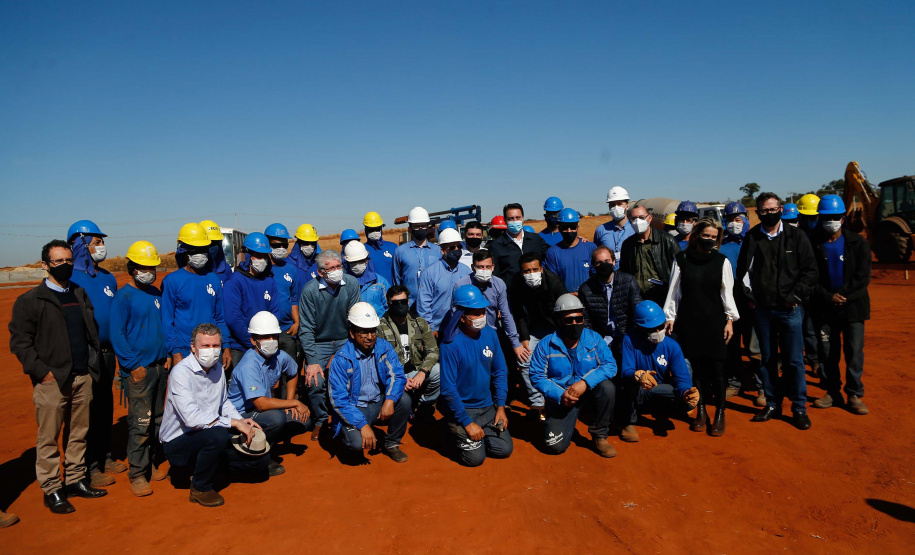 O governador Carlos Massa Ratinho Junior visitou nesta terça-feira (03) as obras de instalação do novo núcleo genético e da unidade de disseminação de genes da empresa Agroceres Pic, no limite entre Paranavaí e Santo Antônio do Caiuá, no Noroeste. Foto: Jonathan Campos/AEN