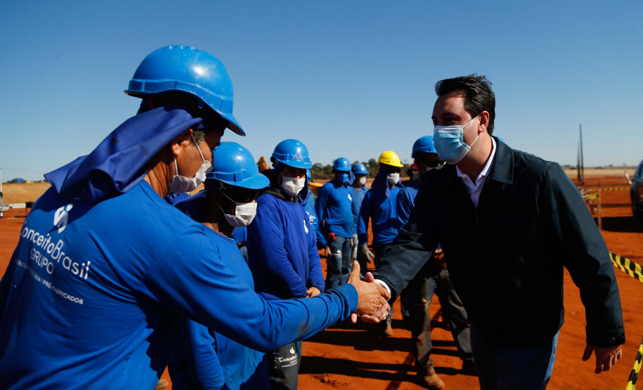 O governador Carlos Massa Ratinho Junior visitou nesta terça-feira (03) as obras de instalação do novo núcleo genético e da unidade de disseminação de genes da empresa Agroceres Pic, no limite entre Paranavaí e Santo Antônio do Caiuá, no Noroeste. Foto: Jonathan Campos/AEN
