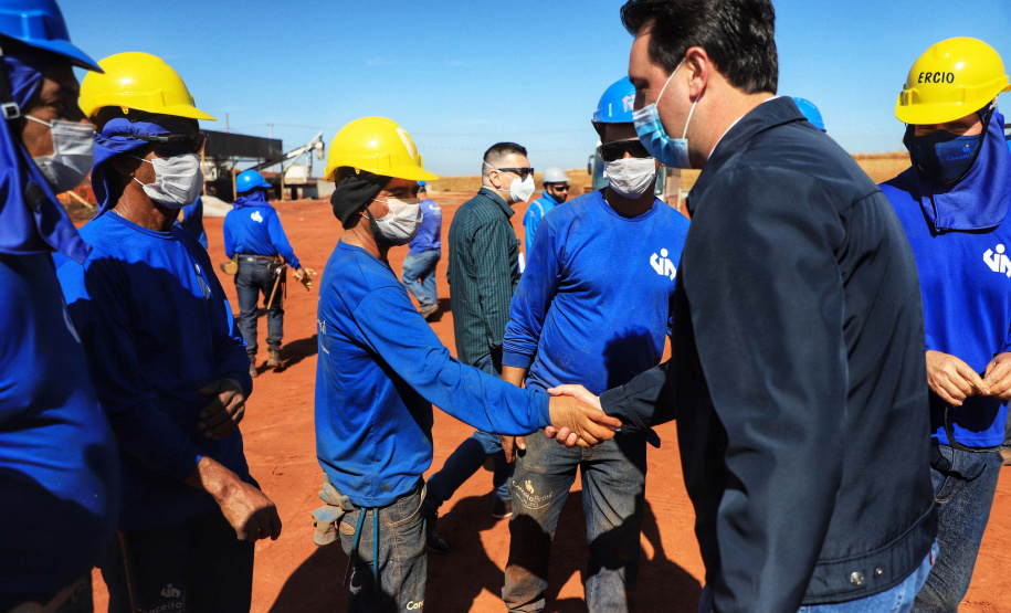 O governador Carlos Massa Ratinho Junior visitou nesta terça-feira (03) as obras de instalação do novo núcleo genético e da unidade de disseminação de genes da empresa Agroceres Pic, no limite entre Paranavaí e Santo Antônio do Caiuá, no Noroeste. Foto: José Fernando Ogura/AEN