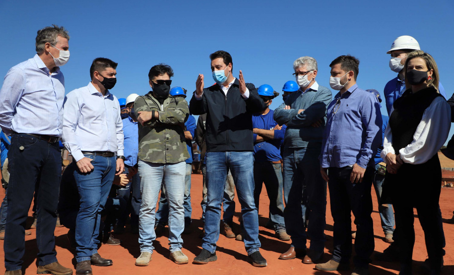 O governador Carlos Massa Ratinho Junior visitou nesta terça-feira (03) as obras de instalação do novo núcleo genético e da unidade de disseminação de genes da empresa Agroceres Pic, no limite entre Paranavaí e Santo Antônio do Caiuá, no Noroeste. Foto: José Fernando Ogura/AEN
