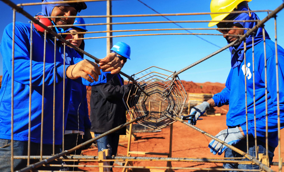 O governador Carlos Massa Ratinho Junior visitou nesta terça-feira (03) as obras de instalação do novo núcleo genético e da unidade de disseminação de genes da empresa Agroceres Pic, no limite entre Paranavaí e Santo Antônio do Caiuá, no Noroeste. Foto: José Fernando Ogura/AEN
