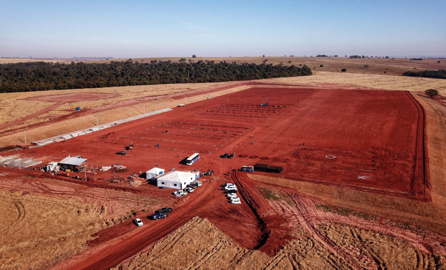 O governador Carlos Massa Ratinho Junior visitou nesta terça-feira (03) as obras de instalação do novo núcleo genético e da unidade de disseminação de genes da empresa Agroceres Pic, no limite entre Paranavaí e Santo Antônio do Caiuá, no Noroeste. Foto: José Fernando Ogura/AEN