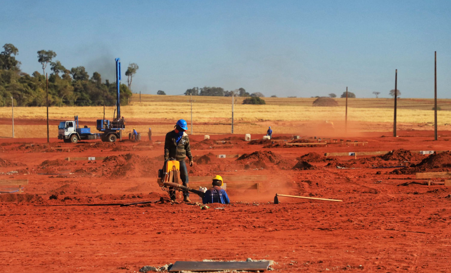 O governador Carlos Massa Ratinho Junior visitou nesta terça-feira (03) as obras de instalação do novo núcleo genético e da unidade de disseminação de genes da empresa Agroceres Pic, no limite entre Paranavaí e Santo Antônio do Caiuá, no Noroeste. Foto: José Fernando Ogura/AEN
