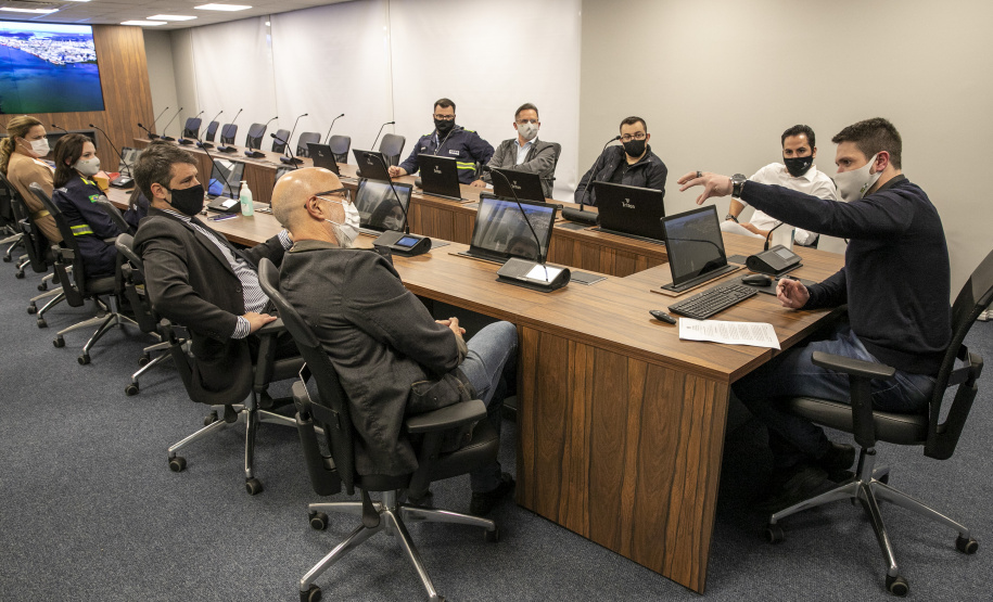 O conselheiro-corregedor-geral do Tribunal de Contas do Estado, Fernando Guimarães; e Keli Cristina Guimarães, vice-presidente do Conselho Estadual de Desenvolvimento Econômico e Social do Paraná (Cedes), vistoriaram nesta terça-feira as instalações da Portos do Paraná. - Paranaguá, 04/08/2021 - Foto: Claudio Neves/Portos do Paraná