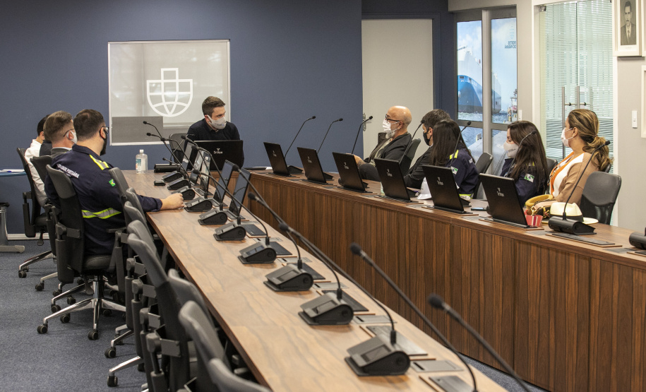 O conselheiro-corregedor-geral do Tribunal de Contas do Estado, Fernando Guimarães; e Keli Cristina Guimarães, vice-presidente do Conselho Estadual de Desenvolvimento Econômico e Social do Paraná (Cedes), vistoriaram nesta terça-feira as instalações da Portos do Paraná. - Paranaguá, 04/08/2021 - Foto: Claudio Neves/Portos do Paraná