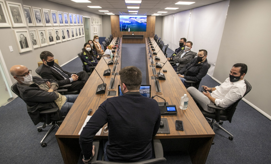 O conselheiro-corregedor-geral do Tribunal de Contas do Estado, Fernando Guimarães; e Keli Cristina Guimarães, vice-presidente do Conselho Estadual de Desenvolvimento Econômico e Social do Paraná (Cedes), vistoriaram nesta terça-feira as instalações da Portos do Paraná. - Paranaguá, 04/08/2021 - Foto: Claudio Neves/Portos do Paraná