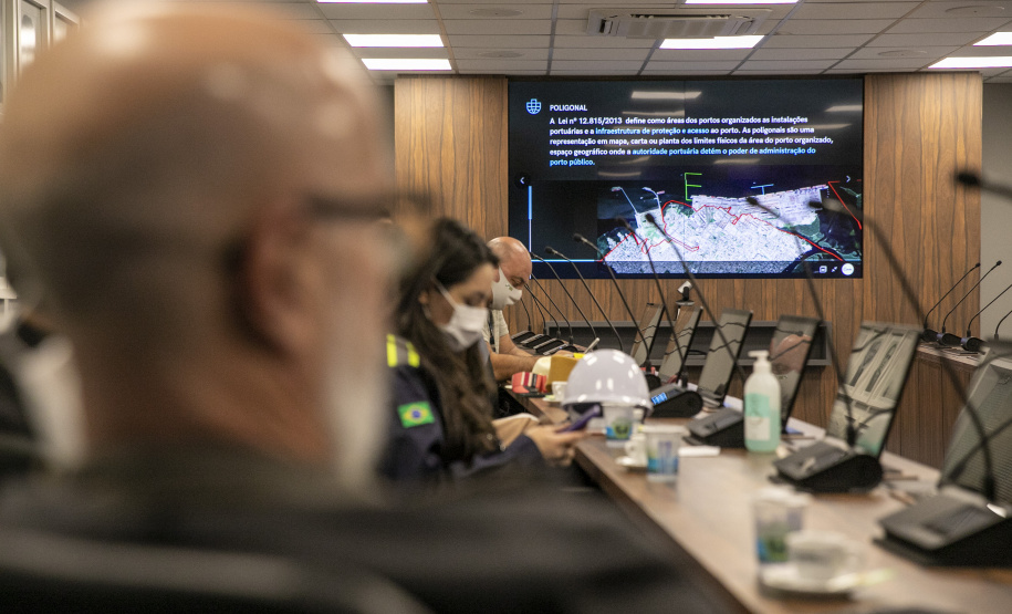 O conselheiro-corregedor-geral do Tribunal de Contas do Estado, Fernando Guimarães; e Keli Cristina Guimarães, vice-presidente do Conselho Estadual de Desenvolvimento Econômico e Social do Paraná (Cedes), vistoriaram nesta terça-feira as instalações da Portos do Paraná. - Paranaguá, 04/08/2021 - Foto: Claudio Neves/Portos do Paraná