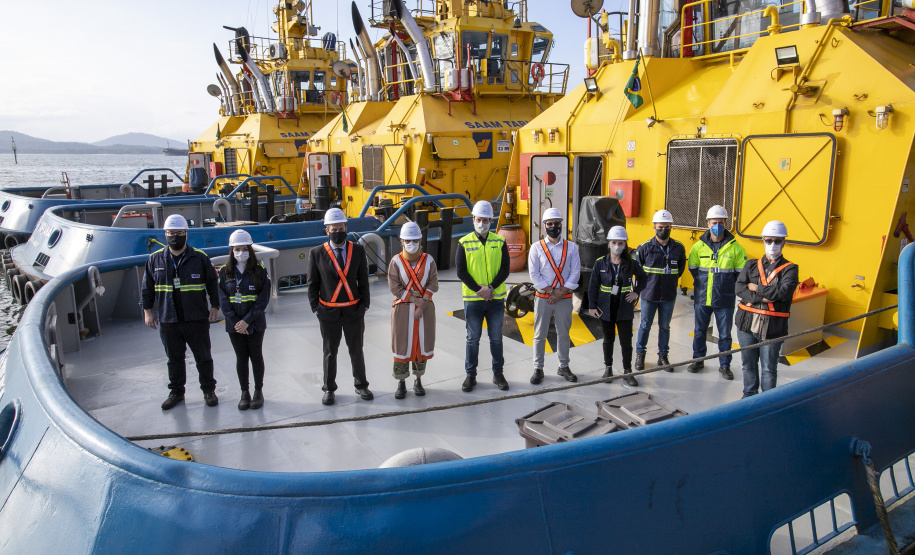 O conselheiro-corregedor-geral do Tribunal de Contas do Estado, Fernando Guimarães; e Keli Cristina Guimarães, vice-presidente do Conselho Estadual de Desenvolvimento Econômico e Social do Paraná (Cedes), vistoriaram nesta terça-feira as instalações da Portos do Paraná. - Paranaguá, 04/08/2021 - Foto: Claudio Neves/Portos do Paraná