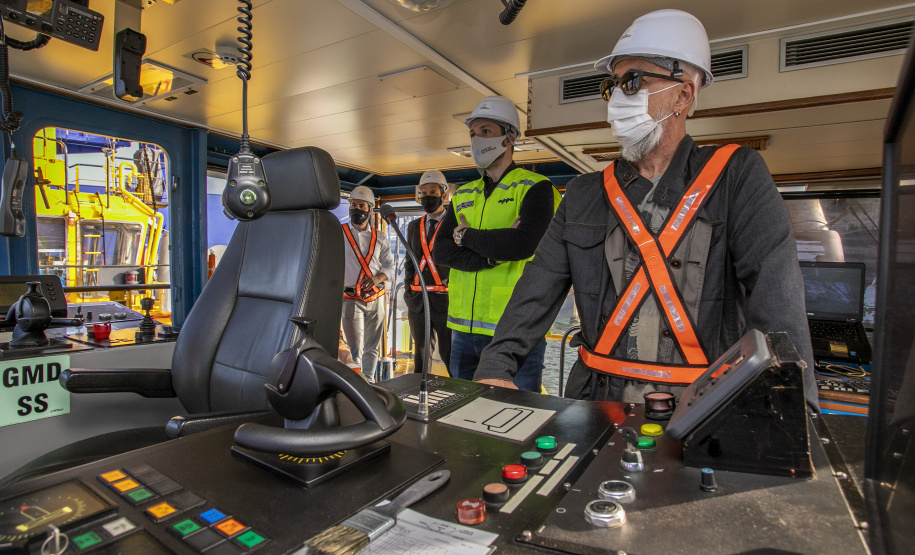 O conselheiro-corregedor-geral do Tribunal de Contas do Estado, Fernando Guimarães; e Keli Cristina Guimarães, vice-presidente do Conselho Estadual de Desenvolvimento Econômico e Social do Paraná (Cedes), vistoriaram nesta terça-feira as instalações da Portos do Paraná. - Paranaguá, 04/08/2021 - Foto: Claudio Neves/Portos do Paraná