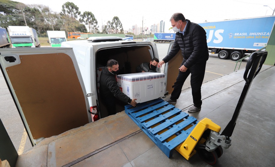 Vacina Chegada Novo lote de 57.600 da CoronaVac chegam no Centro de Medicamentos do Paraná (Cemepar), em Curitiba, na manha desta quarta-feira (4). Foto: Geraldo Bubniak/AEN