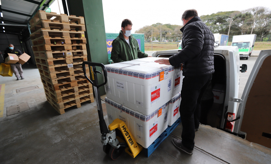 Vacina Chegada Novo lote de 57.600 da CoronaVac chegam no Centro de Medicamentos do Paraná (Cemepar), em Curitiba, na manha desta quarta-feira (4). Foto: Geraldo Bubniak/AEN