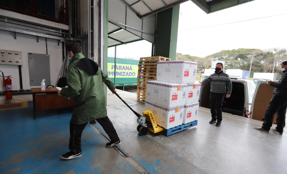 Vacina Chegada Novo lote de 57.600 da CoronaVac chegam no Centro de Medicamentos do Paraná (Cemepar), em Curitiba, na manha desta quarta-feira (4). Foto: Geraldo Bubniak/AEN