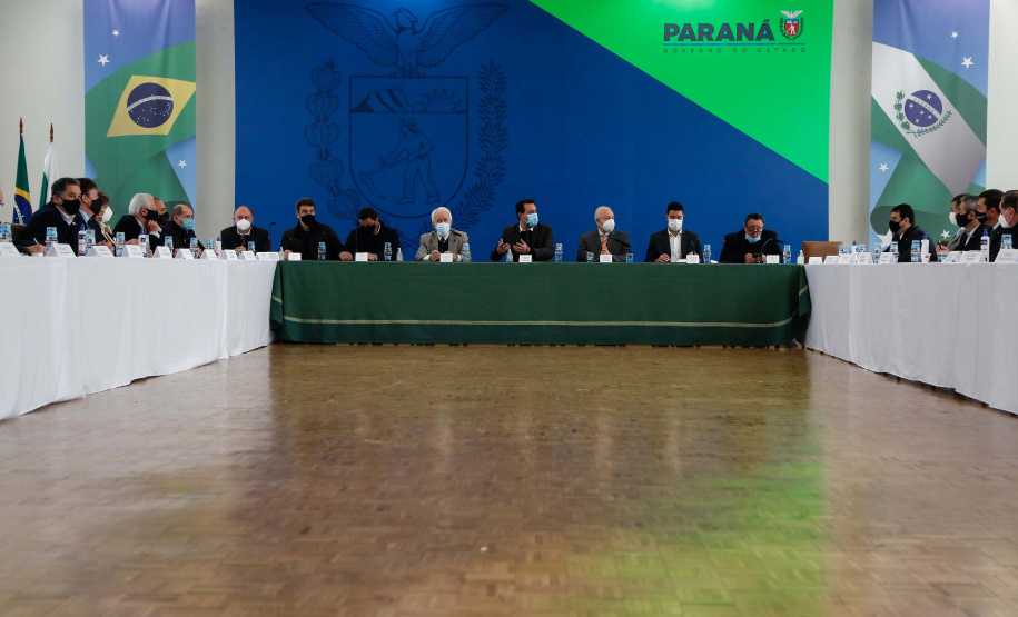 Governador Carlos Massa Ratinho Junior apresenta o Plano de Concessões de Rodovias durante reunião com deputados estaduais. Foto: Jonathan Campos/AEN