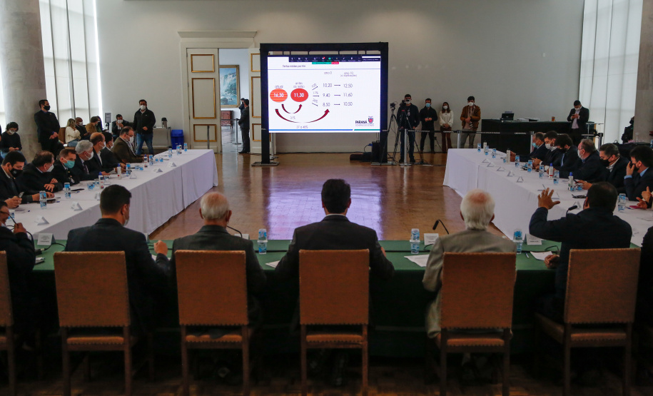 Governador Carlos Massa Ratinho Junior apresenta o Plano de Concessões de Rodovias durante reunião com deputados estaduais. Foto: Jonathan Campos/AEN