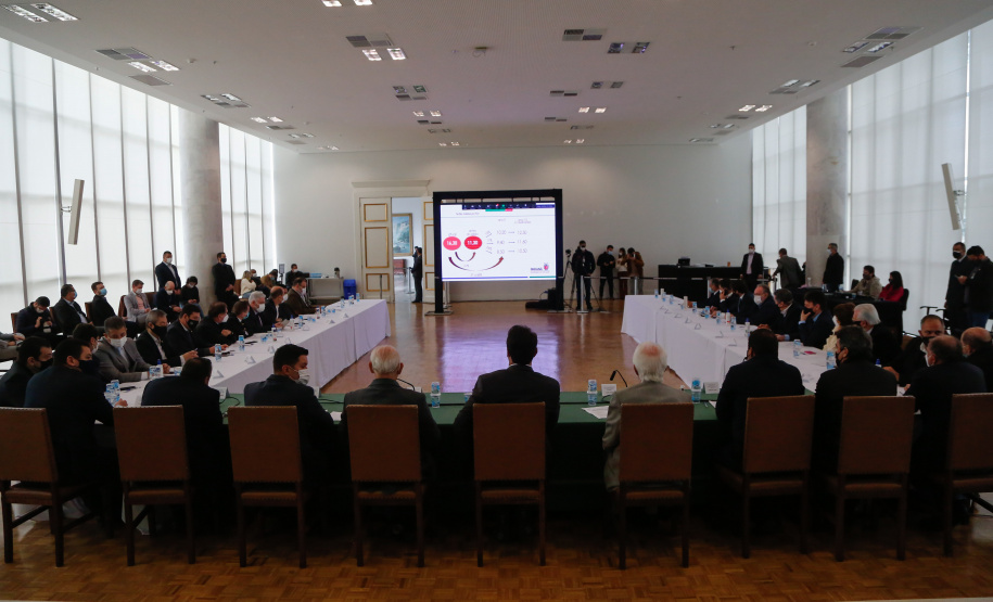Governador Carlos Massa Ratinho Junior apresenta o Plano de Concessões de Rodovias durante reunião com deputados estaduais. Foto: Jonathan Campos/AEN