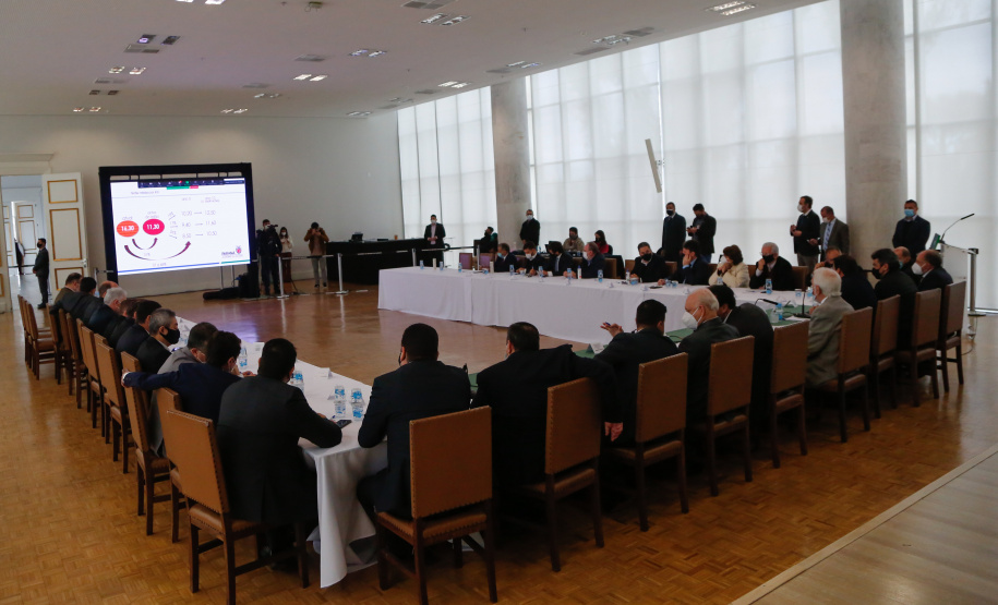 Governador Carlos Massa Ratinho Junior apresenta o Plano de Concessões de Rodovias durante reunião com deputados estaduais. Foto: Jonathan Campos/AEN