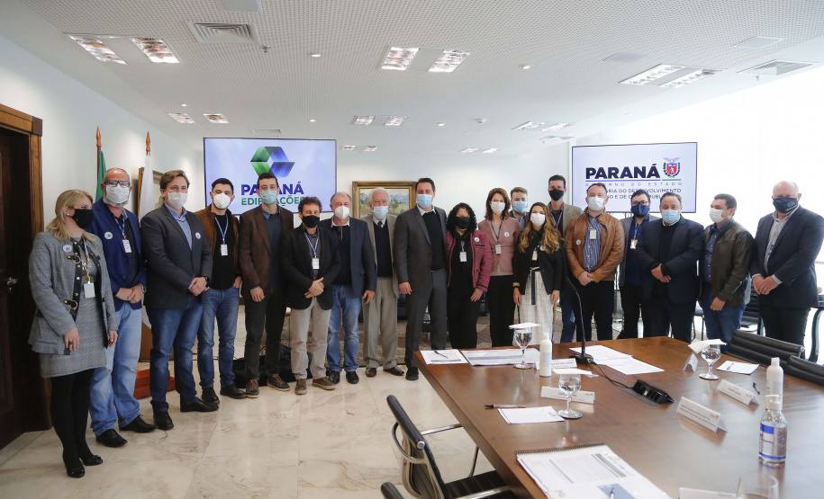 Para promover a melhoria na qualidade das obras públicas, o Governo do Estado disponibilizará para todos os municípios interessados o acervo de projetos da Paraná Edificações (PRED), vinculada à Secretaria de Estado do Desenvolvimento Urbano e Obras Públicas (SEDU). A medida foi determinada pelo governador Carlos Massa Ratinho Junior nesta quarta-feira (4) durante reunião virtual com representantes de todas as cidades paranaenses. Foto: Jonathan Campos/AEN