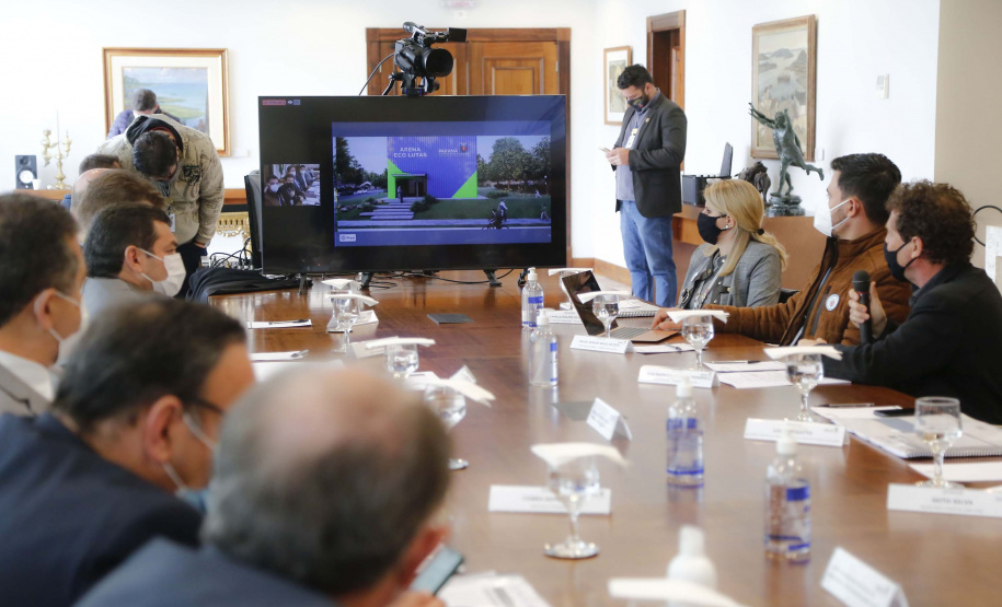 Para promover a melhoria na qualidade das obras públicas, o Governo do Estado disponibilizará para todos os municípios interessados o acervo de projetos da Paraná Edificações (PRED), vinculada à Secretaria de Estado do Desenvolvimento Urbano e Obras Públicas (SEDU). A medida foi determinada pelo governador Carlos Massa Ratinho Junior nesta quarta-feira (4) durante reunião virtual com representantes de todas as cidades paranaenses. Foto: Jonathan Campos/AEN