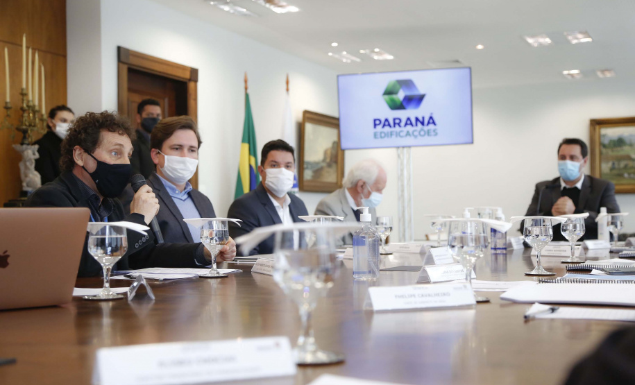 Para promover a melhoria na qualidade das obras públicas, o Governo do Estado disponibilizará para todos os municípios interessados o acervo de projetos da Paraná Edificações (PRED), vinculada à Secretaria de Estado do Desenvolvimento Urbano e Obras Públicas (SEDU). A medida foi determinada pelo governador Carlos Massa Ratinho Junior nesta quarta-feira (4) durante reunião virtual com representantes de todas as cidades paranaenses. Foto: Jonathan Campos/AEN