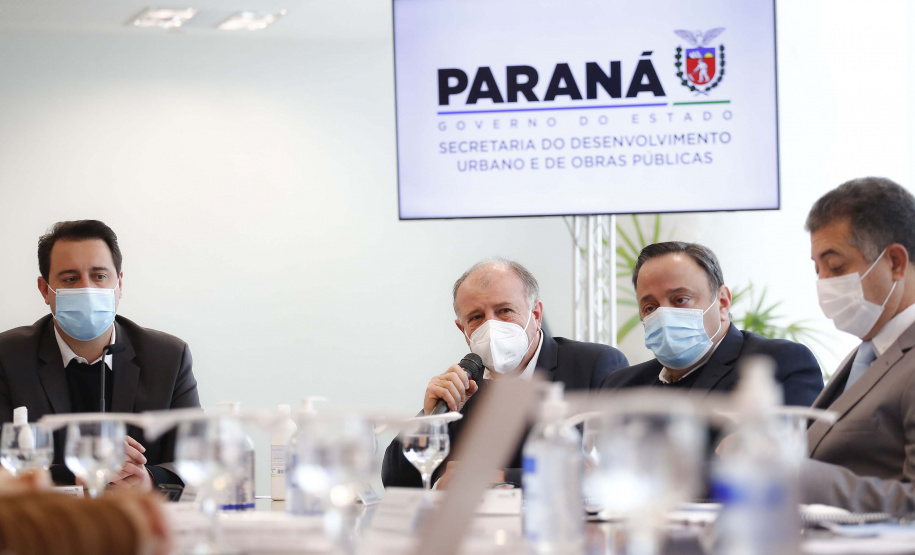 Para promover a melhoria na qualidade das obras públicas, o Governo do Estado disponibilizará para todos os municípios interessados o acervo de projetos da Paraná Edificações (PRED), vinculada à Secretaria de Estado do Desenvolvimento Urbano e Obras Públicas (SEDU). A medida foi determinada pelo governador Carlos Massa Ratinho Junior nesta quarta-feira (4) durante reunião virtual com representantes de todas as cidades paranaenses. Foto: Jonathan Campos/AEN