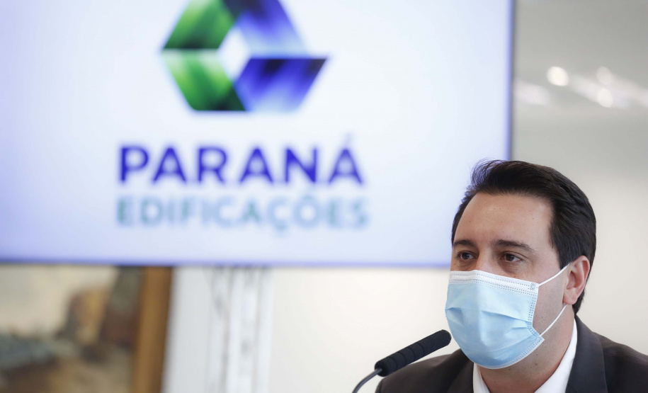 Para promover a melhoria na qualidade das obras públicas, o Governo do Estado disponibilizará para todos os municípios interessados o acervo de projetos da Paraná Edificações (PRED), vinculada à Secretaria de Estado do Desenvolvimento Urbano e Obras Públicas (SEDU). A medida foi determinada pelo governador Carlos Massa Ratinho Junior nesta quarta-feira (4) durante reunião virtual com representantes de todas as cidades paranaenses. Foto: Jonathan Campos/AEN