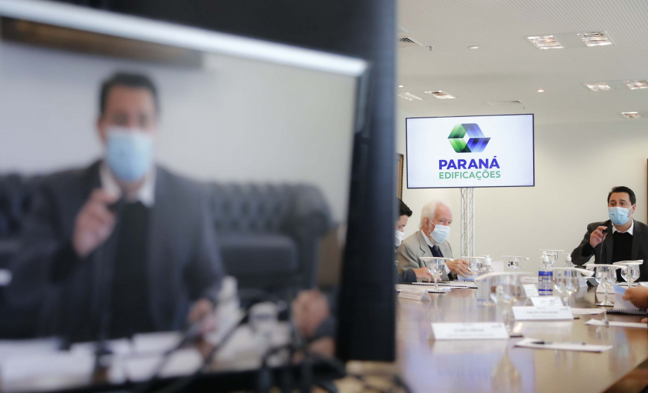 Para promover a melhoria na qualidade das obras públicas, o Governo do Estado disponibilizará para todos os municípios interessados o acervo de projetos da Paraná Edificações (PRED), vinculada à Secretaria de Estado do Desenvolvimento Urbano e Obras Públicas (SEDU). A medida foi determinada pelo governador Carlos Massa Ratinho Junior nesta quarta-feira (4) durante reunião virtual com representantes de todas as cidades paranaenses. Foto: Jonathan Campos/AEN