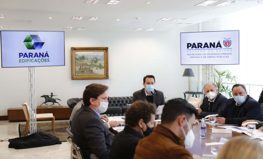 Para promover a melhoria na qualidade das obras públicas, o Governo do Estado disponibilizará para todos os municípios interessados o acervo de projetos da Paraná Edificações (PRED), vinculada à Secretaria de Estado do Desenvolvimento Urbano e Obras Públicas (SEDU). A medida foi determinada pelo governador Carlos Massa Ratinho Junior nesta quarta-feira (4) durante reunião virtual com representantes de todas as cidades paranaenses. Foto: Jonathan Campos/AEN