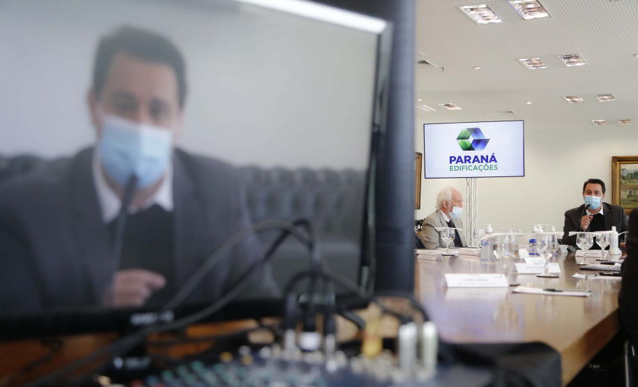 Para promover a melhoria na qualidade das obras públicas, o Governo do Estado disponibilizará para todos os municípios interessados o acervo de projetos da Paraná Edificações (PRED), vinculada à Secretaria de Estado do Desenvolvimento Urbano e Obras Públicas (SEDU). A medida foi determinada pelo governador Carlos Massa Ratinho Junior nesta quarta-feira (4) durante reunião virtual com representantes de todas as cidades paranaenses. Foto: Jonathan Campos/AEN