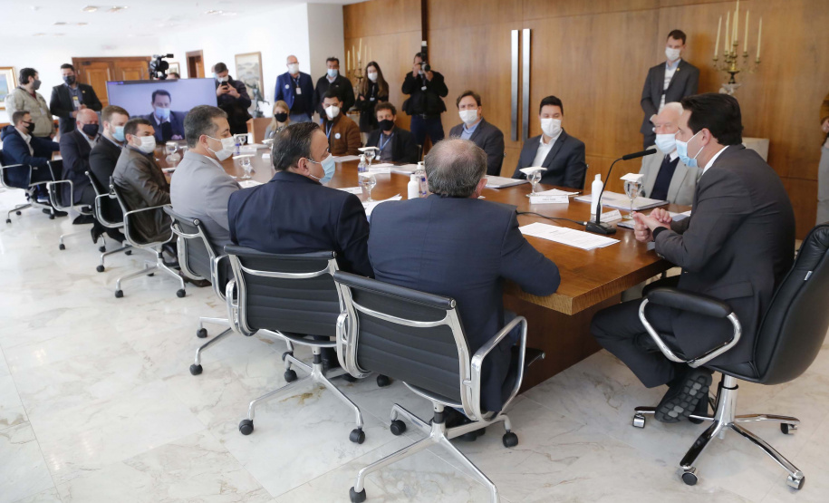 Para promover a melhoria na qualidade das obras públicas, o Governo do Estado disponibilizará para todos os municípios interessados o acervo de projetos da Paraná Edificações (PRED), vinculada à Secretaria de Estado do Desenvolvimento Urbano e Obras Públicas (SEDU). A medida foi determinada pelo governador Carlos Massa Ratinho Junior nesta quarta-feira (4) durante reunião virtual com representantes de todas as cidades paranaenses. Foto: Jonathan Campos/AEN