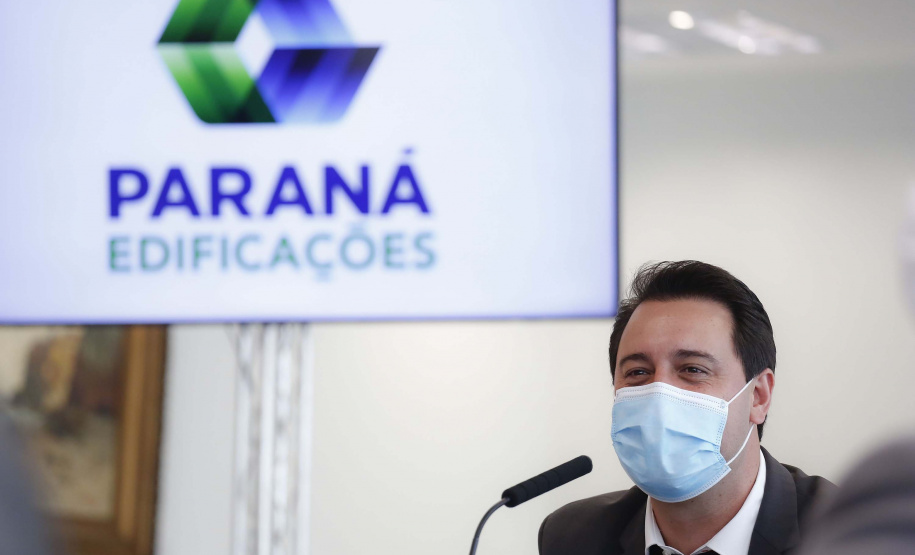 Para promover a melhoria na qualidade das obras públicas, o Governo do Estado disponibilizará para todos os municípios interessados o acervo de projetos da Paraná Edificações (PRED), vinculada à Secretaria de Estado do Desenvolvimento Urbano e Obras Públicas (SEDU). A medida foi determinada pelo governador Carlos Massa Ratinho Junior nesta quarta-feira (4) durante reunião virtual com representantes de todas as cidades paranaenses. Foto: Jonathan Campos/AEN