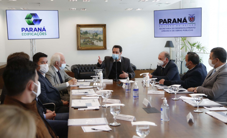 Para promover a melhoria na qualidade das obras públicas, o Governo do Estado disponibilizará para todos os municípios interessados o acervo de projetos da Paraná Edificações (PRED), vinculada à Secretaria de Estado do Desenvolvimento Urbano e Obras Públicas (SEDU). A medida foi determinada pelo governador Carlos Massa Ratinho Junior nesta quarta-feira (4) durante reunião virtual com representantes de todas as cidades paranaenses. Foto: Jonathan Campos/AEN