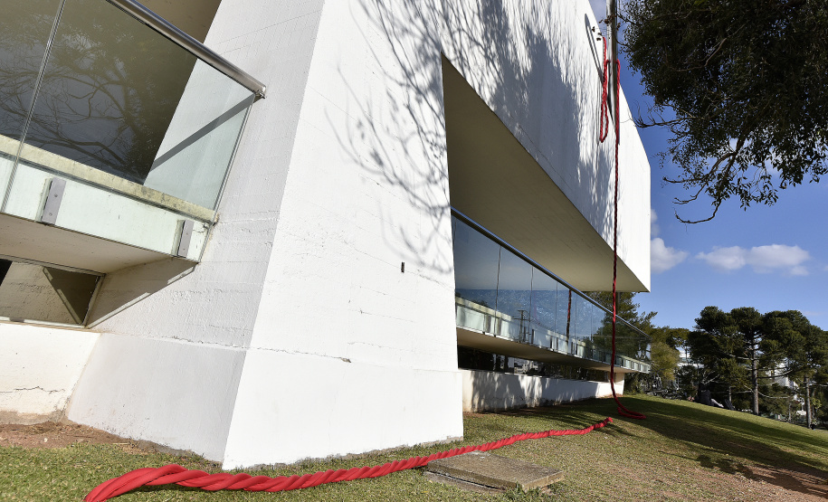 A  intervenção "Tramas Vitais", do artista curitibano Geraldo Zamproni. A instalação - uma agulha com linha, em grande escala, atravessada numa das paredes externas do Museu Oscar Niemeyer (MON) - faz parte da Bienal Internacional de Arte Contemporânea do Sul (BIENALSUR) 2021.Curitiba, 03 de agosto de 2021.Foto: Kraw Penas/SECC