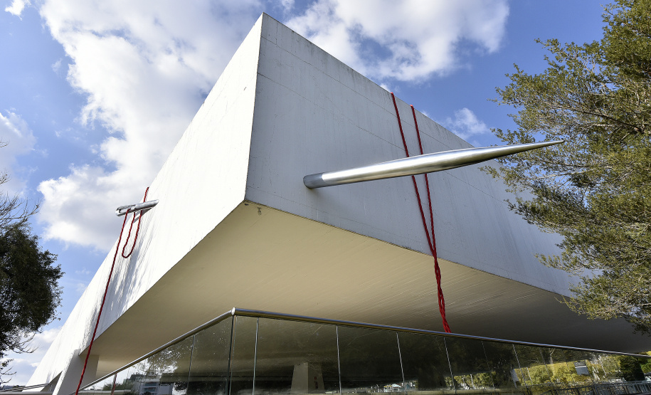 A  intervenção "Tramas Vitais", do artista curitibano Geraldo Zamproni. A instalação - uma agulha com linha, em grande escala, atravessada numa das paredes externas do Museu Oscar Niemeyer (MON) - faz parte da Bienal Internacional de Arte Contemporânea do Sul (BIENALSUR) 2021.Curitiba, 03 de agosto de 2021.Foto: Kraw Penas/SECC