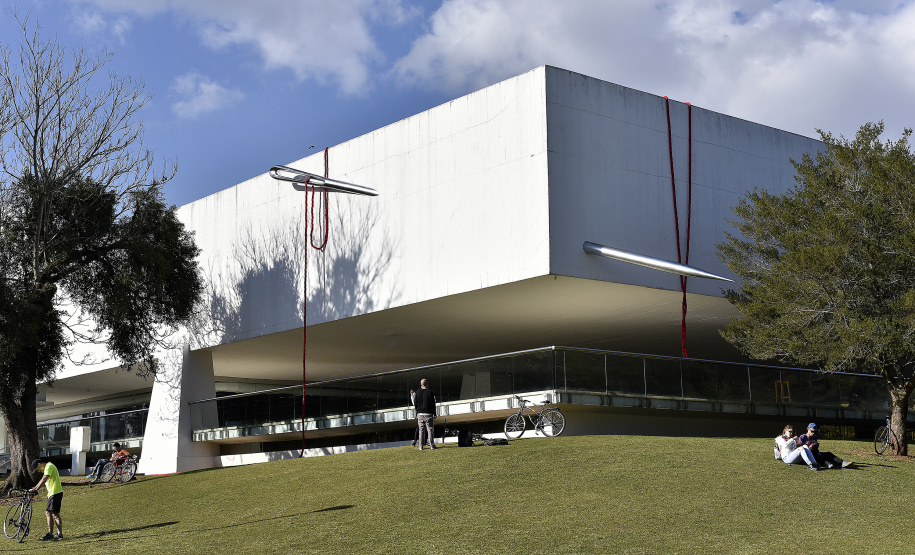 A  intervenção "Tramas Vitais", do artista curitibano Geraldo Zamproni. A instalação - uma agulha com linha, em grande escala, atravessada numa das paredes externas do Museu Oscar Niemeyer (MON) - faz parte da Bienal Internacional de Arte Contemporânea do Sul (BIENALSUR) 2021.Curitiba, 03 de agosto de 2021.Foto: Kraw Penas/SECC