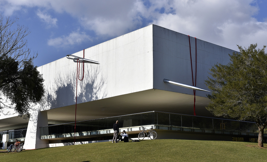 A  intervenção "Tramas Vitais", do artista curitibano Geraldo Zamproni. A instalação - uma agulha com linha, em grande escala, atravessada numa das paredes externas do Museu Oscar Niemeyer (MON) - faz parte da Bienal Internacional de Arte Contemporânea do Sul (BIENALSUR) 2021.Curitiba, 03 de agosto de 2021.Foto: Kraw Penas/SECC