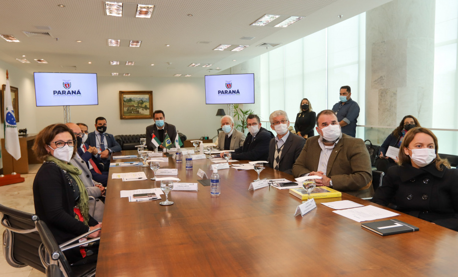 Embaixador Emirados Arabes O governador Carlos Massa Ratinho Junior recebe  nesta quarta-feira (4) , o embaixador dos Emirados Árabes no Brasil, Saleh Alsuwaidi  no Palacio Iguacu. Curitiba, 04/08/2021. Foto: Geraldo Bubniak/AEN