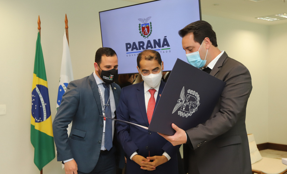 Embaixador Emirados Arabes O governador Carlos Massa Ratinho Junior recebe  nesta quarta-feira (4) , o embaixador dos Emirados Árabes no Brasil, Saleh Alsuwaidi  no Palacio Iguacu. Curitiba, 04/08/2021. Foto: Geraldo Bubniak/AEN