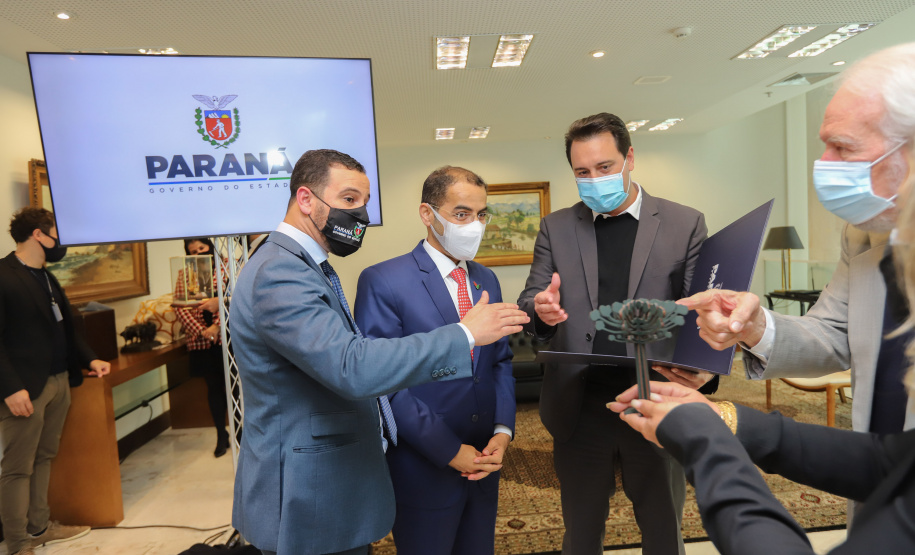Embaixador Emirados Arabes O governador Carlos Massa Ratinho Junior recebe  nesta quarta-feira (4) , o embaixador dos Emirados Árabes no Brasil, Saleh Alsuwaidi  no Palacio Iguacu. Curitiba, 04/08/2021. Foto: Geraldo Bubniak/AEN