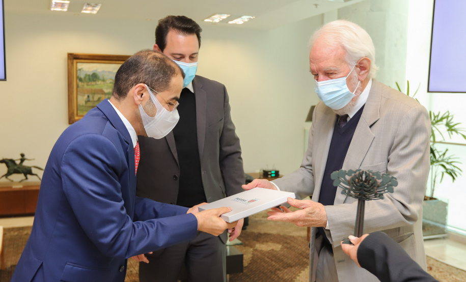Embaixador Emirados Arabes O governador Carlos Massa Ratinho Junior recebe  nesta quarta-feira (4) , o embaixador dos Emirados Árabes no Brasil, Saleh Alsuwaidi  no Palacio Iguacu. Curitiba, 04/08/2021. Foto: Geraldo Bubniak/AEN