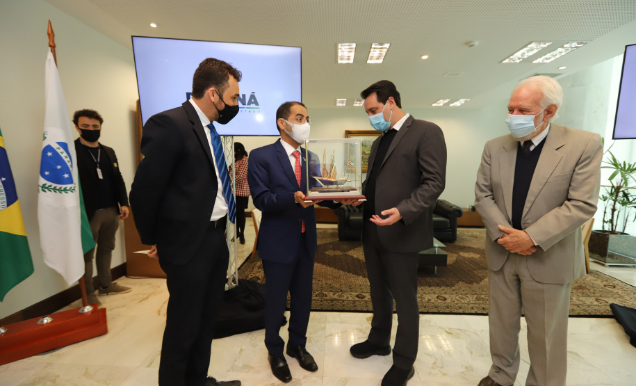 Embaixador Emirados Arabes O governador Carlos Massa Ratinho Junior recebe  nesta quarta-feira (4) , o embaixador dos Emirados Árabes no Brasil, Saleh Alsuwaidi  no Palacio Iguacu. Curitiba, 04/08/2021. Foto: Geraldo Bubniak/AEN