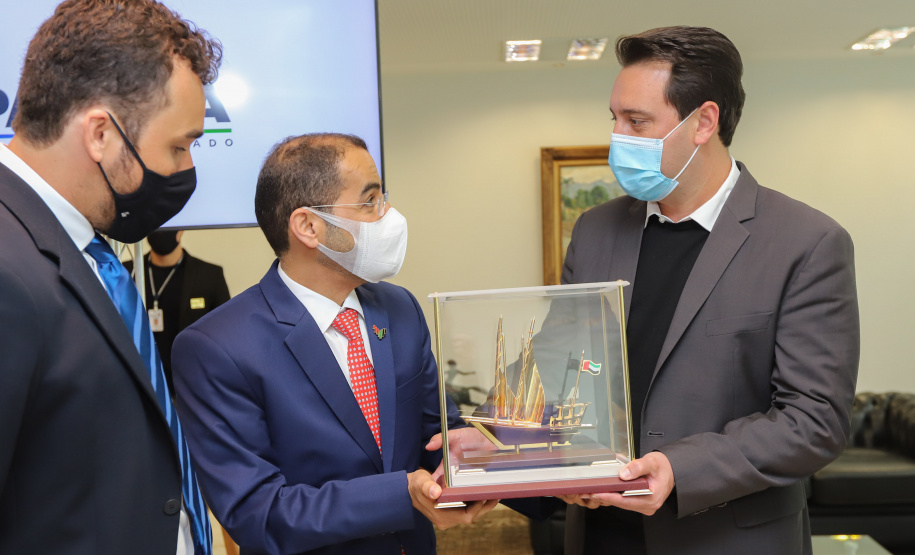 Embaixador Emirados Arabes O governador Carlos Massa Ratinho Junior recebe  nesta quarta-feira (4) , o embaixador dos Emirados Árabes no Brasil, Saleh Alsuwaidi  no Palacio Iguacu. Curitiba, 04/08/2021. Foto: Geraldo Bubniak/AEN