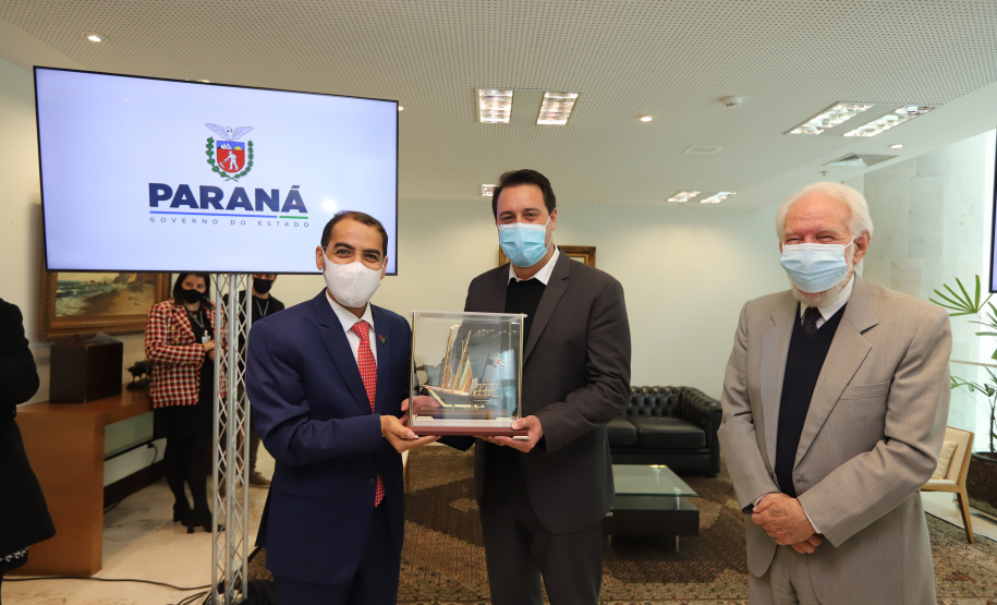 Embaixador Emirados Arabes O governador Carlos Massa Ratinho Junior recebe  nesta quarta-feira (4) , o embaixador dos Emirados Árabes no Brasil, Saleh Alsuwaidi  no Palacio Iguacu. Curitiba, 04/08/2021. Foto: Geraldo Bubniak/AEN